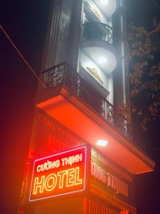 Na Dao TổngCường Thịnh Hotel的建筑一侧的酒店标志