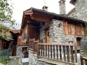瓦托内切Chalet Cretaz的小木屋设有门廊和阳台