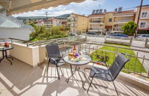 尼亚普拉莫斯Sun & Sea Luxury Apartment的阳台配有桌椅。