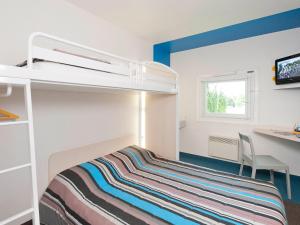 圣马塞尔MELINESS Hotel的一间小卧室,配有双层床和书桌