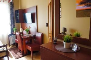 赫尔POKOJE GOŚCINNE ATOL的酒店客房设有书桌和用餐室。