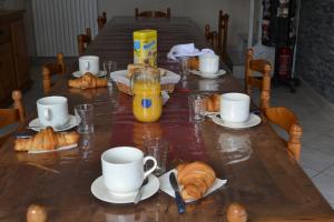 Chambres d'Hôtes Farcy "La P'tite Transhumance"提供给客人的早餐选择