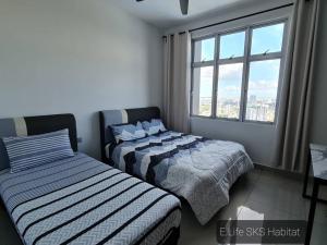 新山E Life SKS Habitat With WiFi Netflix的带窗户的客房内的两张床