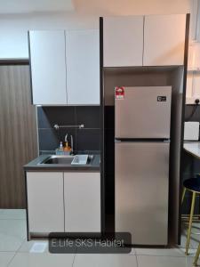 新山E Life SKS Habitat With WiFi Netflix的厨房配有冰箱和水槽