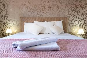 锡德海滩房屋公寓的床上铺着两条毛巾的床