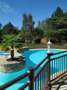 福梅尔Domaine De Guillalmes的游泳池四周设有木栅栏