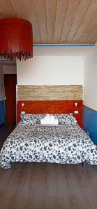 陶尔米纳"Sea-See" Studio Taormina Center - Bellissima Vista Mare - Corner Kitchen的一间卧室配有一张带木制床头板的床