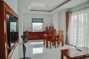 芽庄Lam Hồng Apartment & Hotel的客厅设有餐桌和椅子