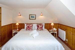 伊斯利昂塞艾琳伊阿尔曼酒店的一间卧室配有一张带两盏灯的大型白色床。
