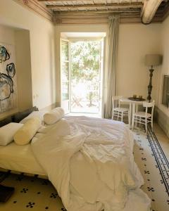 维泰博Guest House A Via dei Pellegrini的一张大床,位于带大窗户的房间里