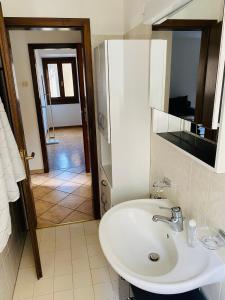 莫尔科泰Appartamento Soldini的浴室设有白色水槽和镜子