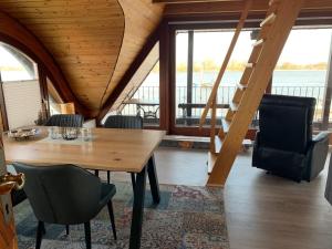 FünfhausenWeser Nah的一间带木桌和椅子的用餐室