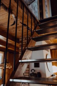 苏普拉希尔Dom w Puszczy的木制螺旋楼梯,位于带木制天花板的房间内