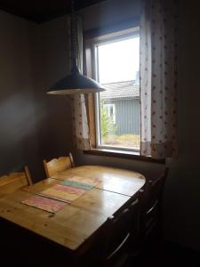 拉达Björnbyn Stugby的窗户客房内的木桌