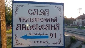MădăraşCasa Traditionala Ardeleana的路旁的标志