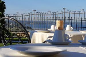 巴多利诺Casaliva Relais的一张桌子和白色的桌椅,享有海景