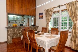 Anse a La MoucheJanes' Serenity Guesthouse的厨房以及带桌椅的用餐室。