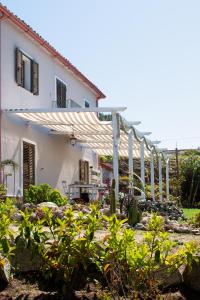 里卡迪Al Passo di Thalia的花园上带遮阳篷的白色房子