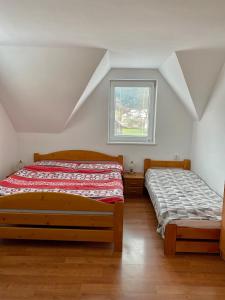 特尔乔夫Chalupa Synka的一间卧室设有两张床和窗户。