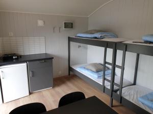 斯屈勒斯塔穆特维恩德露营地的客房设有两张双层床和一张桌子。