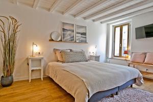 滨海布洛涅Meublé de tourisme, Les chambres du Beffroi的一间卧室设有一张大床和一个窗户。