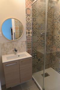 阿宰勒里多Vagabondes chambres d'hôtes的浴室配有盥洗盆和带镜子的淋浴