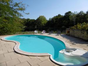 瓦劳里埃Le Val Léron的一个带砖砌庭院和抗过敏能源的大型游泳池