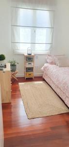 格乔Acogedor y luminoso apartamento en Neguri的一间卧室设有床、窗户和地毯。
