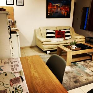 哈戈什里姆Cute Apartment hagoshrim的客厅配有沙发和桌子