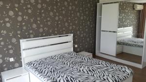 巴尔奇克Villa Princess Maria的一间卧室配有一张带斑马纹墙的床