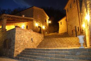 Macerata Feltria西斯特纳古老村庄酒店的夜晚在建筑物前面的楼梯