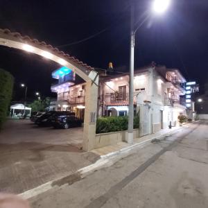 美西尼德鲁西亚酒店的街上的夜空,有建筑和街灯