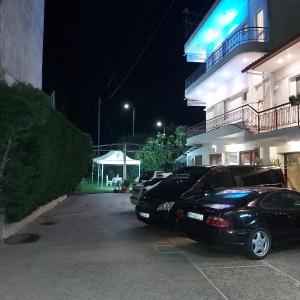 美西尼德鲁西亚酒店的两辆汽车晚上停在大楼外