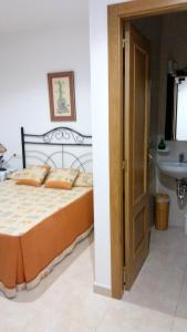2 bedrooms appartement with sea view and wifi at El Grove 1 km away from the beach客房内的一张或多张床位