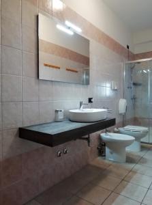 Frascineto夸德日弗里奥旅馆的一间带水槽和卫生间的浴室