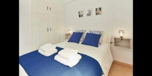 博尔塔纳GUEST HOUSE BOLTAÑA的一间卧室配有蓝色和白色的床和蓝色枕头