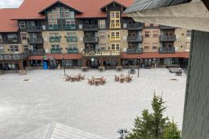 冬天的'The Treehouse' at Snowshoe - Village & Slope View