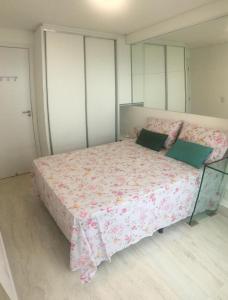 累西腓Lindo Ap 1102 Vista do Mar c Garagem的一间卧室配有一张带粉色毯子的大床