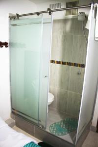 波哥大Hotel Punto 100的浴室里设有玻璃门淋浴