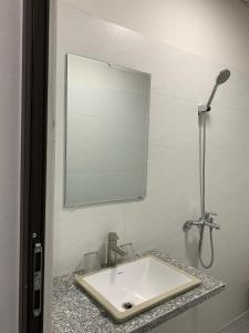 高平58M Motel的一间带水槽和镜子的浴室