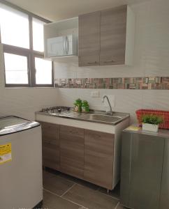 波哥大CASA AVILA - Apartamento amoblado 1 - Villa Alsacia的厨房配有水槽和台面