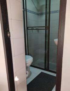 波哥大CASA AVILA - Apartamento amoblado 1 - Villa Alsacia的一间带卫生间和玻璃淋浴间的浴室