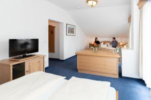 明辛Hotel Landgasthof Schöntag的一间设有床铺和电视的客房,可容纳2人入住