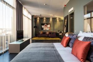 斯德哥尔摩品质环球酒店的一间卧室设有一张床和一间客厅。