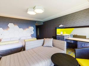 宜野湾市拉格纳花园酒店 的客厅配有两张沙发和一台电视机