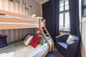 奥普尔Hostel Night o'clock的一间卧室配有两张双层床和椅子