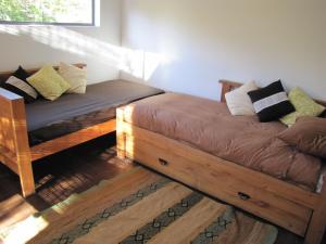 拉斯特朗卡斯安迪诺生态度假屋的一间设有两张床铺和枕头的客房