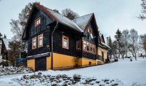 里托斯基挪威克Drevenica Michael的雪中的一个黑黄房子
