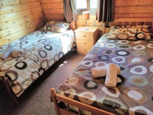 Kato AmiandosThe Cosy Mountain Cabin with Stunning Views near Troodos的一间卧室配有两张单人床和毛巾。