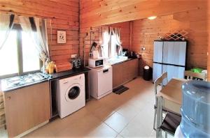 Kato AmiandosThe Cosy Mountain Cabin with Stunning Views near Troodos的厨房配有炉灶、洗衣机和烘干机